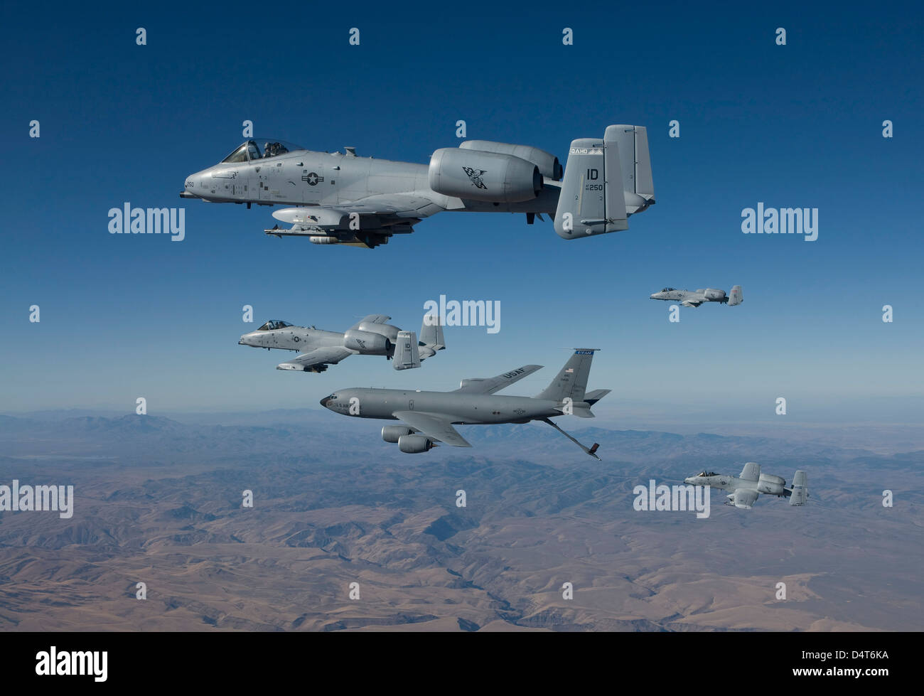 Quattro A-10C del Thunderbolt preparare per il rifornimento da un KC-135. Foto Stock
