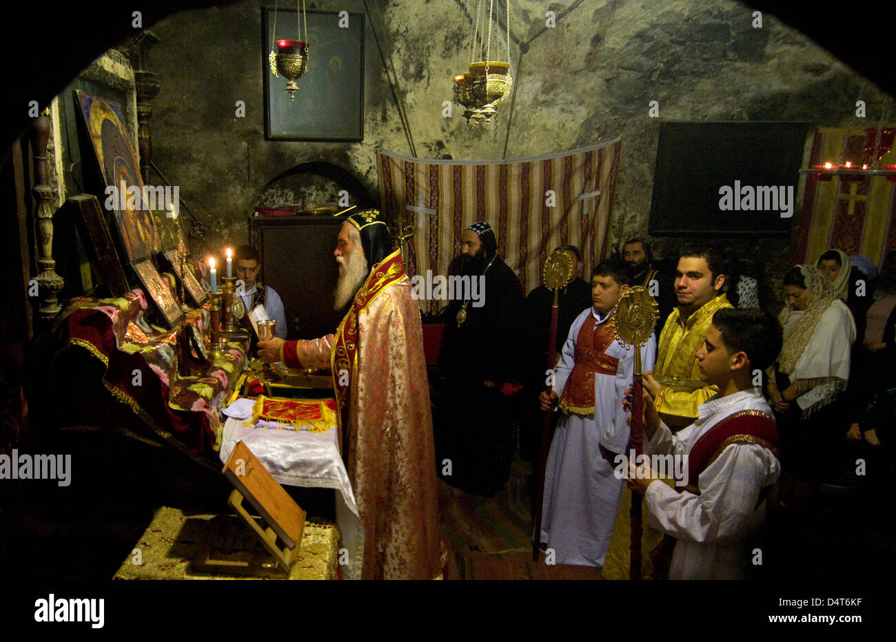 Siro-ortodossa tenere preghiere nella loro piccola cappella all interno della chiesa del Santo Sepolcro di Gerusalemme. Foto Stock