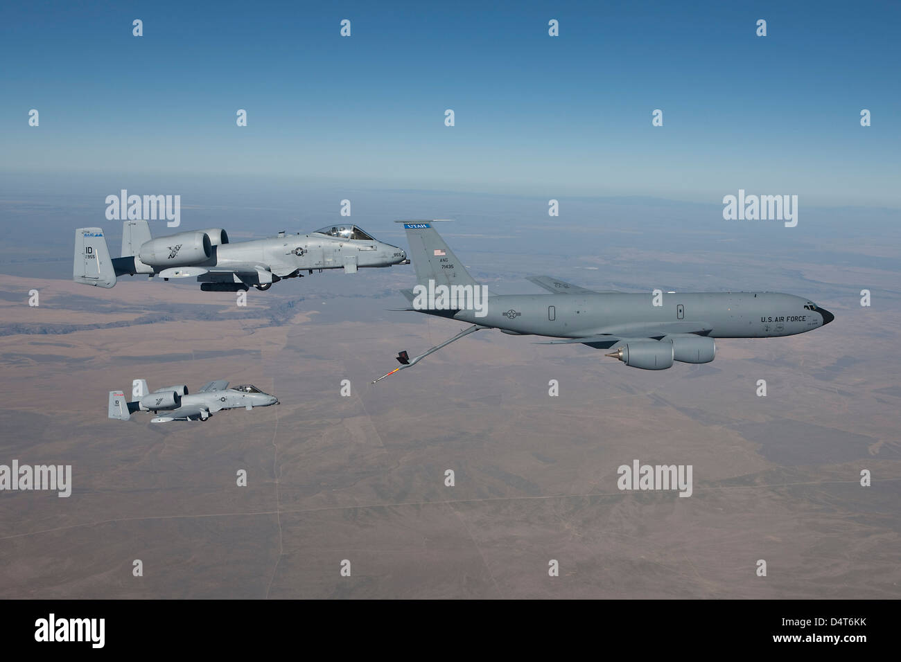 Due A-10C del Thunderbolt preparare per il rifornimento da un KC-135 Stratotanker. Foto Stock