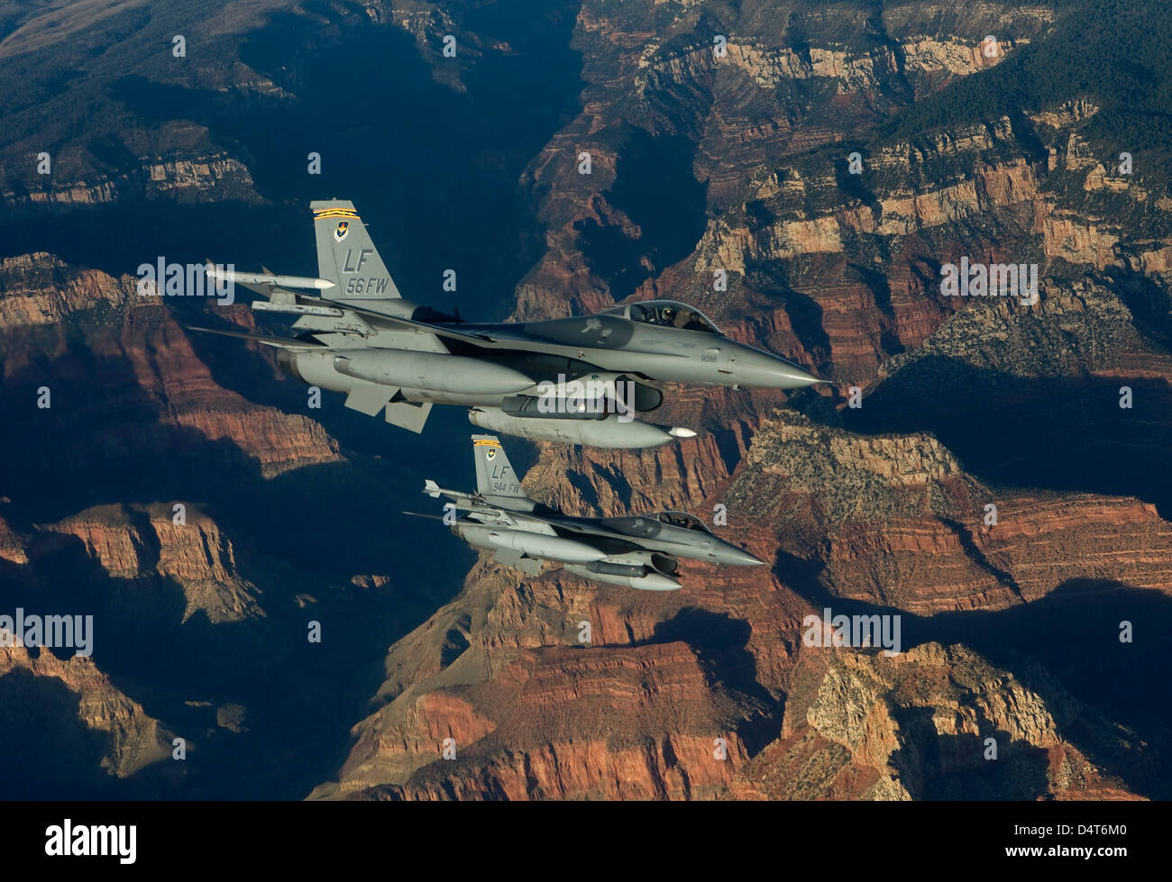 Due F-16's da Luke Air Force Base in Arizona, volare in formazione sul Grand Canyon prima del tramonto. Foto Stock