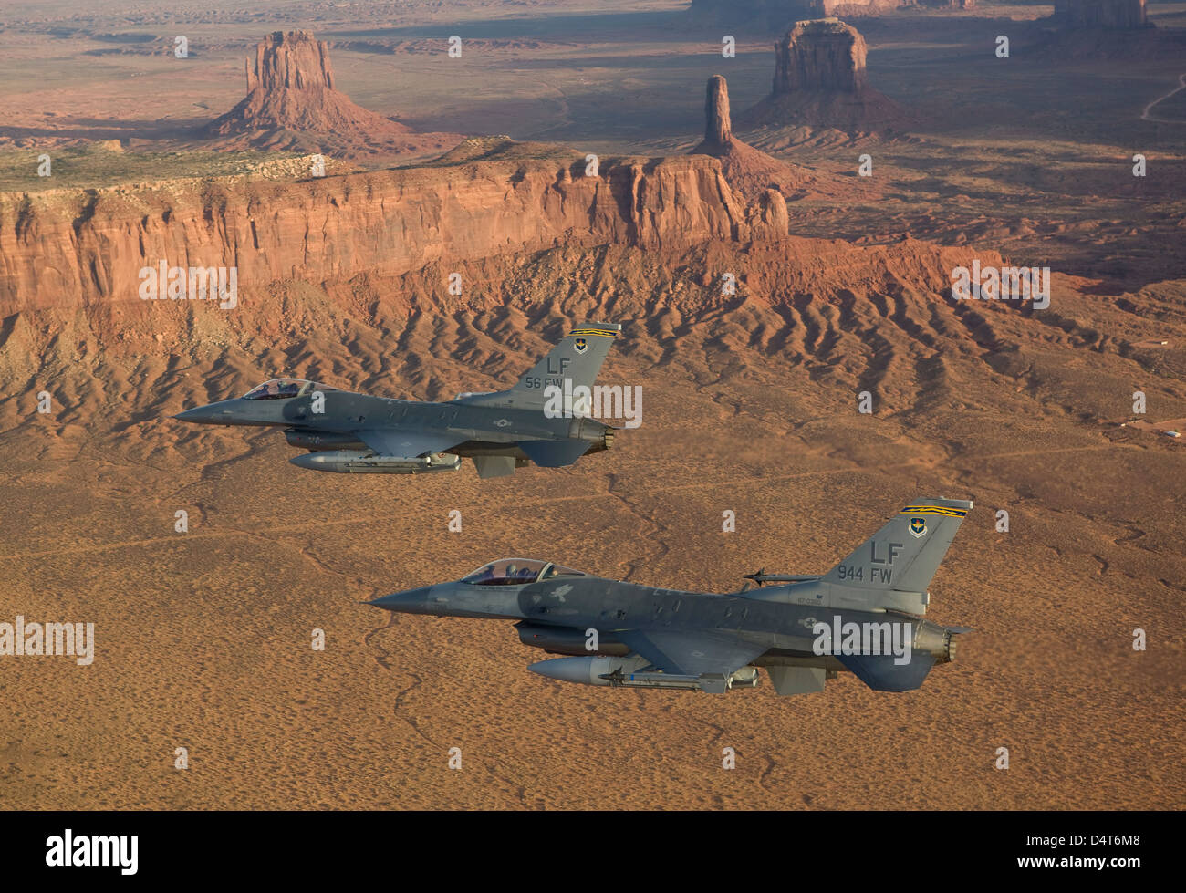Due F-16's da Luke Air Force Base in Arizona, volare in formazione su Northern Arizona prima del tramonto. Foto Stock