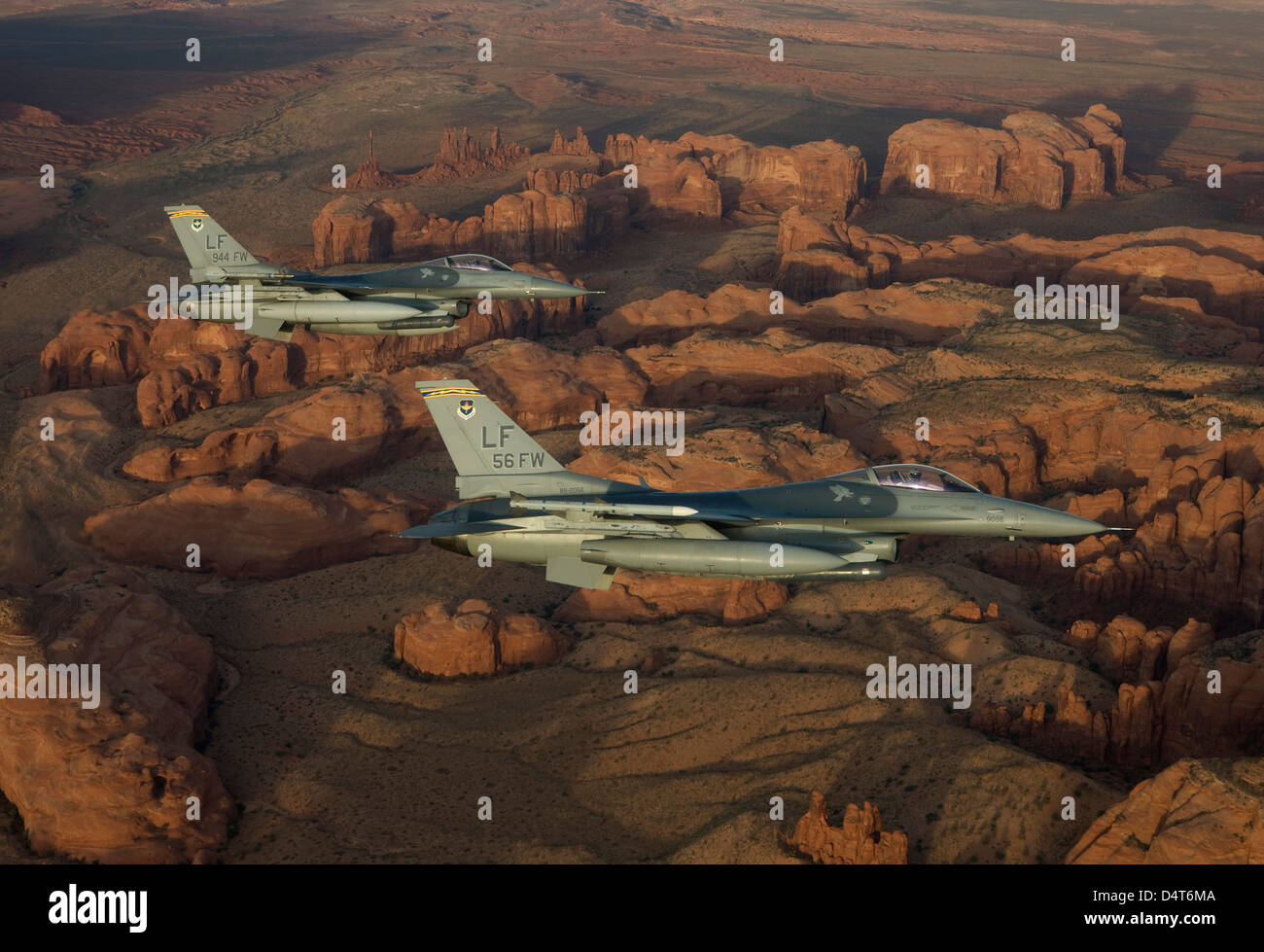Due F-16's da Luke Air Force Base in Arizona, volare in formazione su Northern Arizona prima del tramonto. Foto Stock