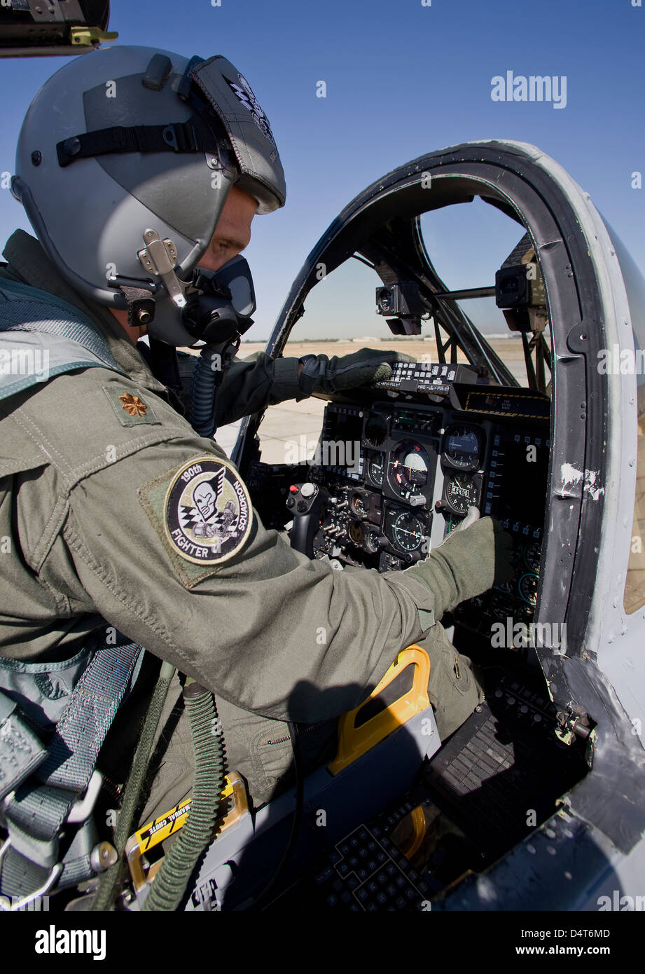 Un-10C Thunderbird pilota da 190° Fighter Squadron passa attraverso i suoi controlli preflight. Foto Stock