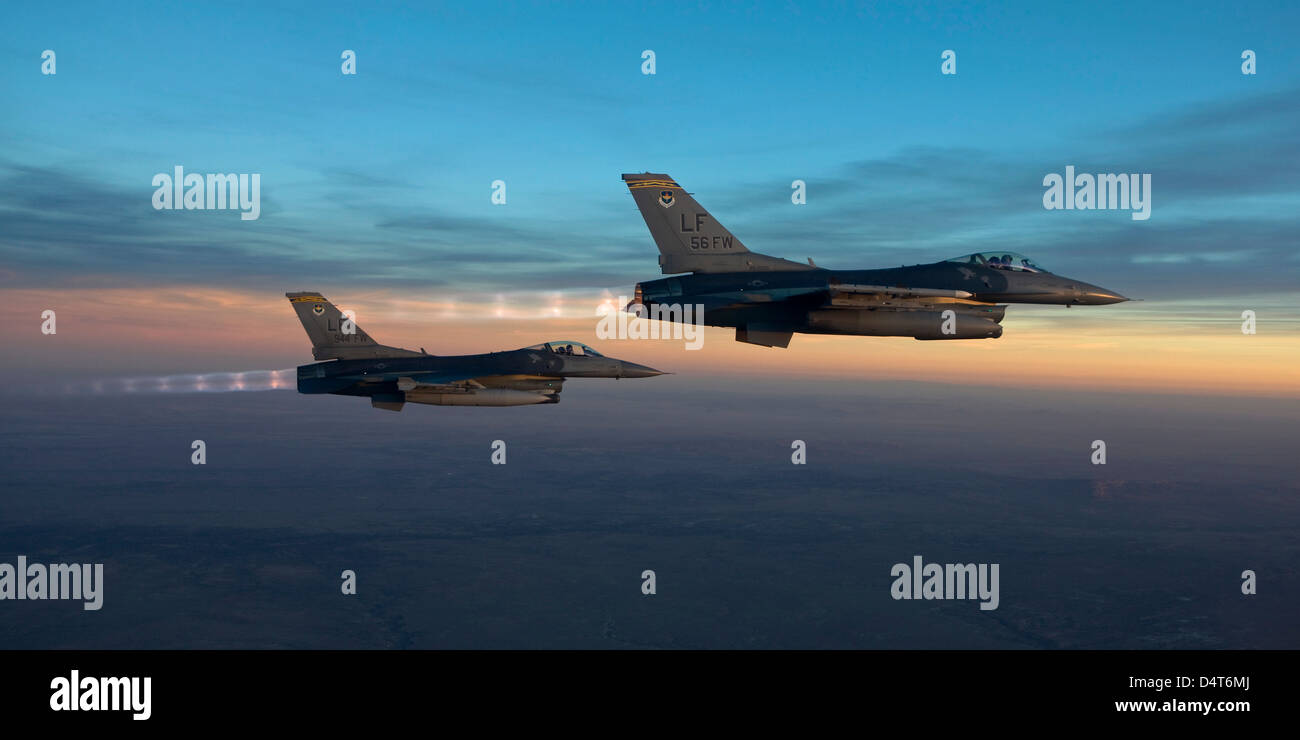 Due F-16's da Luke Air Force Base in Arizona, volare in formazione su Arizona prima del tramonto. Foto Stock