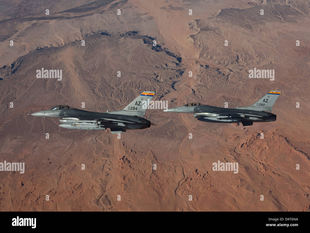 Una coppia di F-16's dal 162Fighter Wing volare in formazione durante una missione di addestramento fuori di Tucson, Arizona. Foto Stock