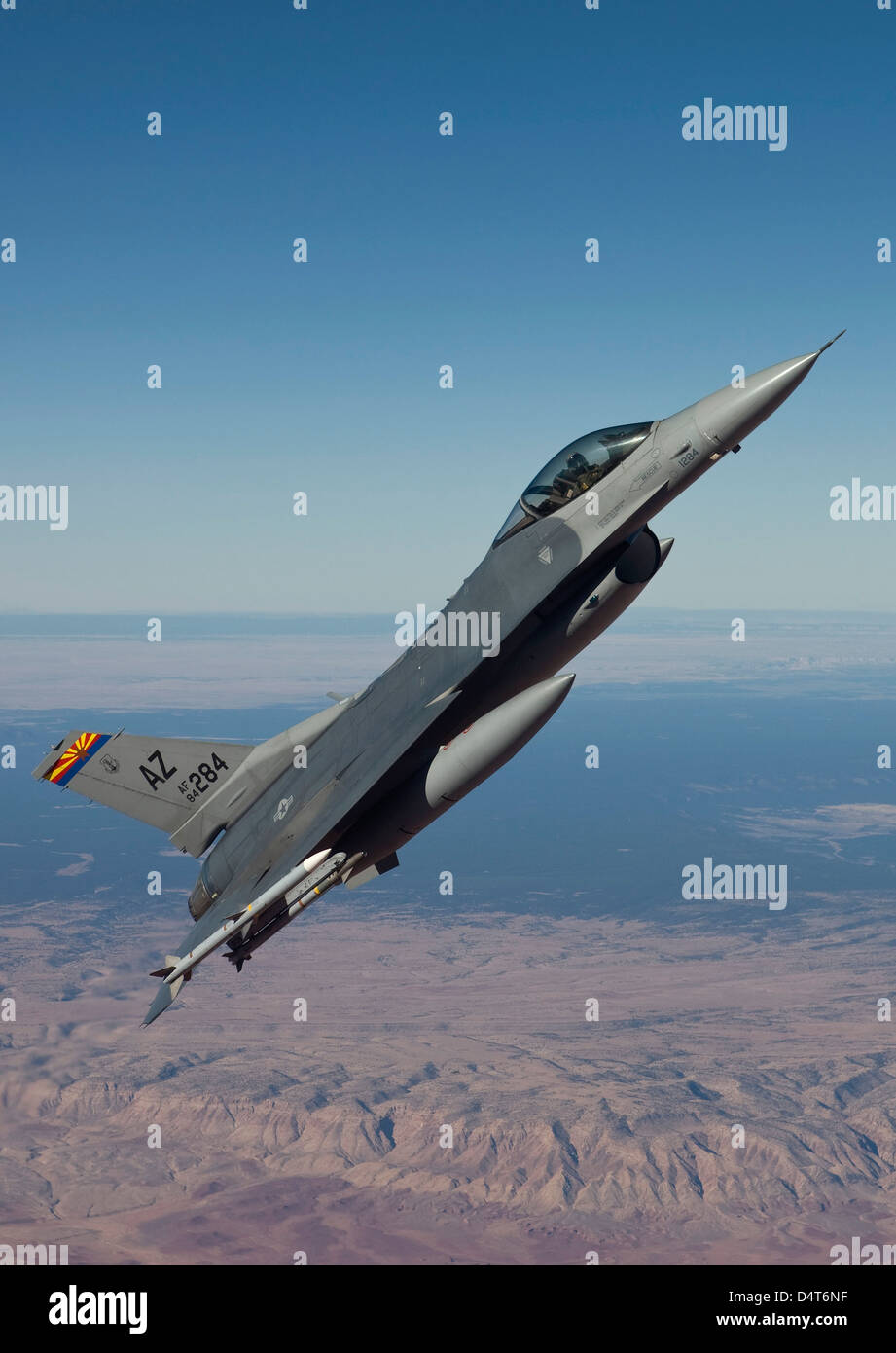 Un F-16 Fighting Falcon delle manovre in Arizona. Foto Stock