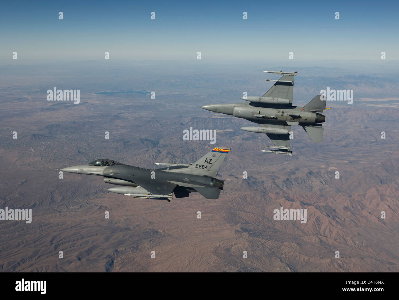 Una coppia di F-16's dal 162Fighter Wing volare in formazione durante una missione di addestramento fuori di Tucson, Arizona. Foto Stock