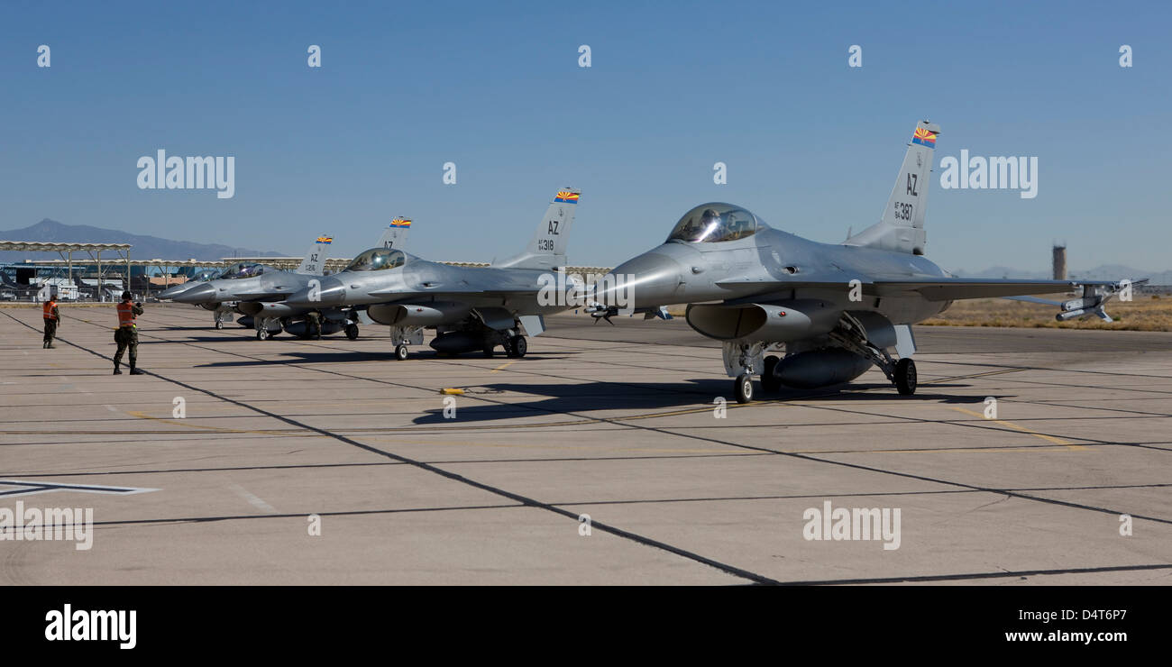 F-16's linea fino alla fine della pista per controlli di preflight. Foto Stock
