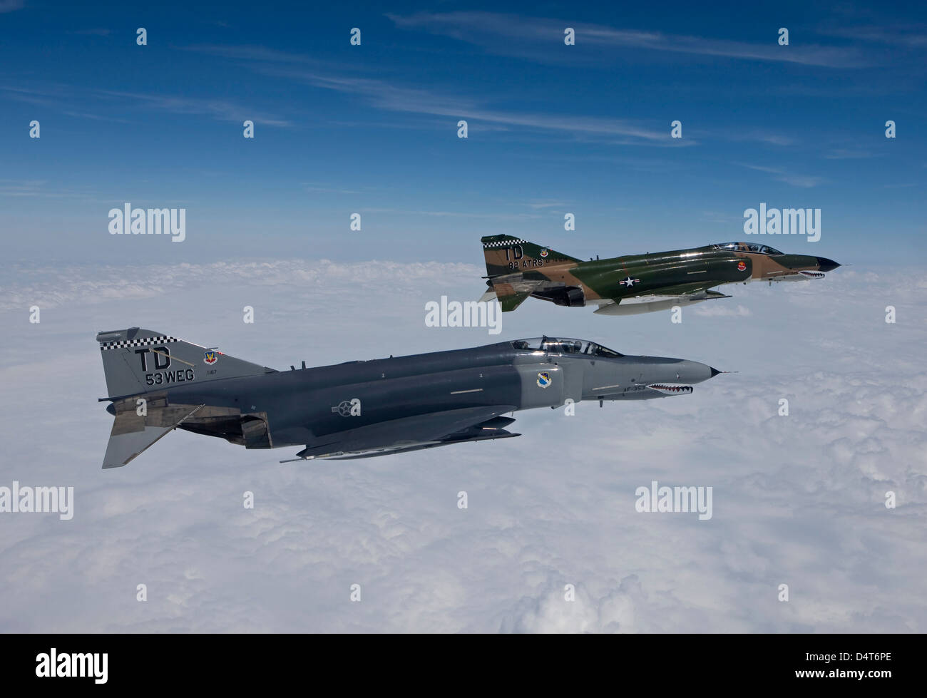 Due QF-4E dall'ottantaduesima ATRS Volare sul Golfo del Messico durante un allenamento sortie fuori di Tyndall Air Force Base in Florida. Foto Stock