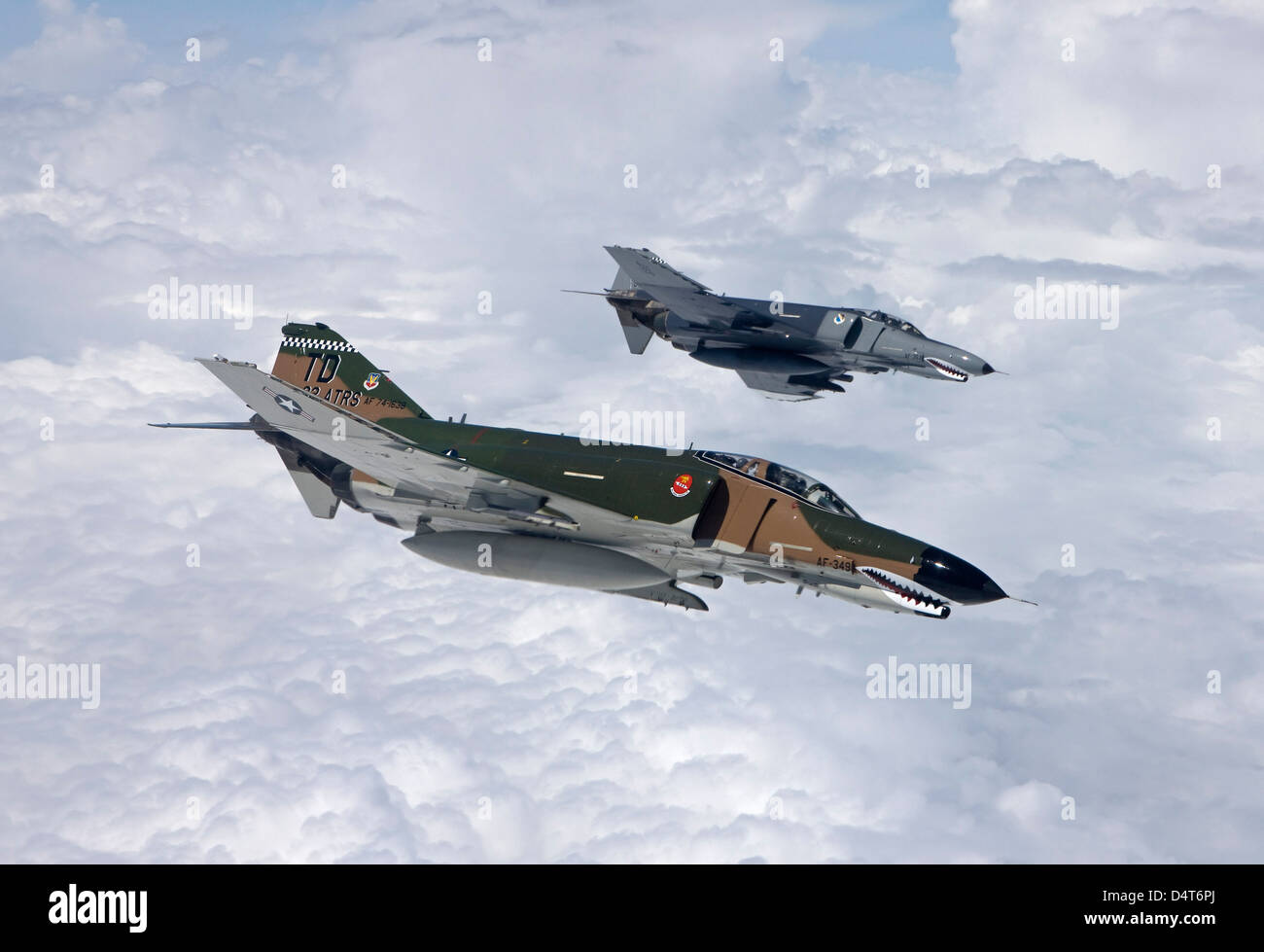 Due QF-4E dall'ottantaduesima ATRS Volare sul Golfo del Messico durante un allenamento sortie fuori di Tyndall Air Force Base in Florida. Foto Stock