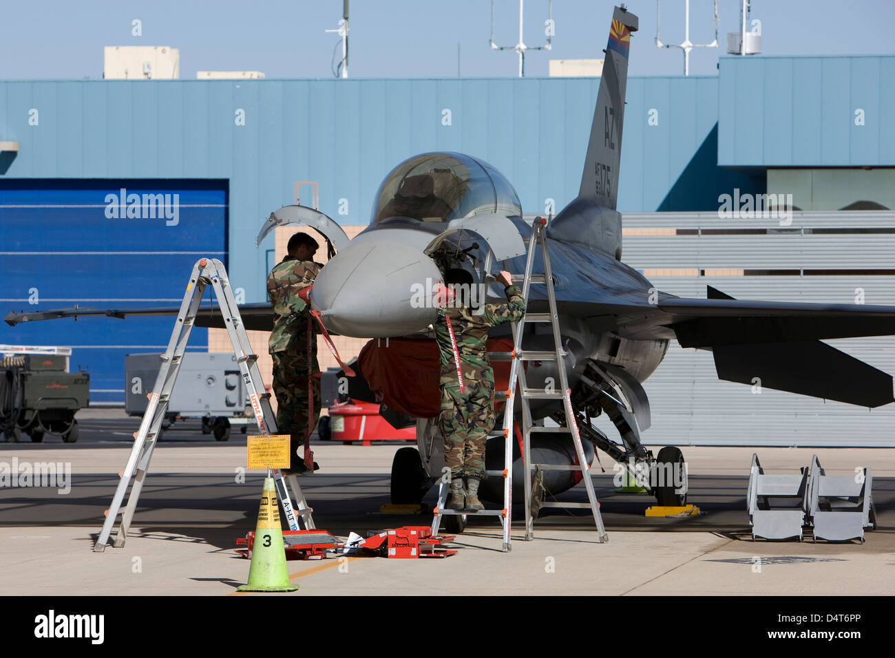 F-16 Fighting Falcon il personale di manutenzione dal 162Fighter Wing lavorare su un aeromobile tra missioni in Tucson, Arizona. Foto Stock