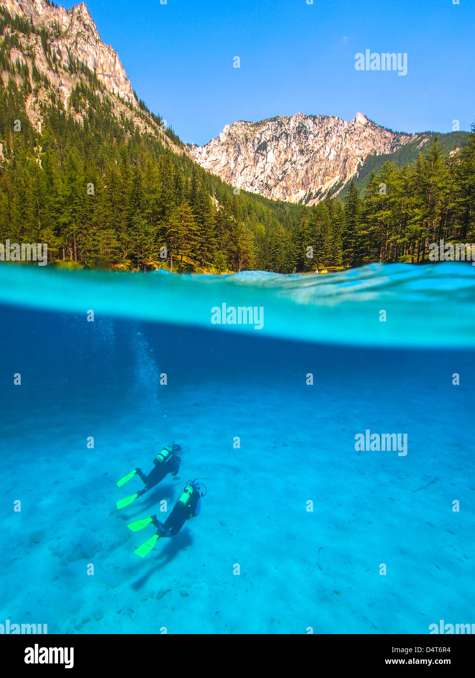 Altitudine immersioni nel lago di montagna Gruener vedere / gruner vedere. Austria di mezza montagna metà acqua con subacquei Foto Stock