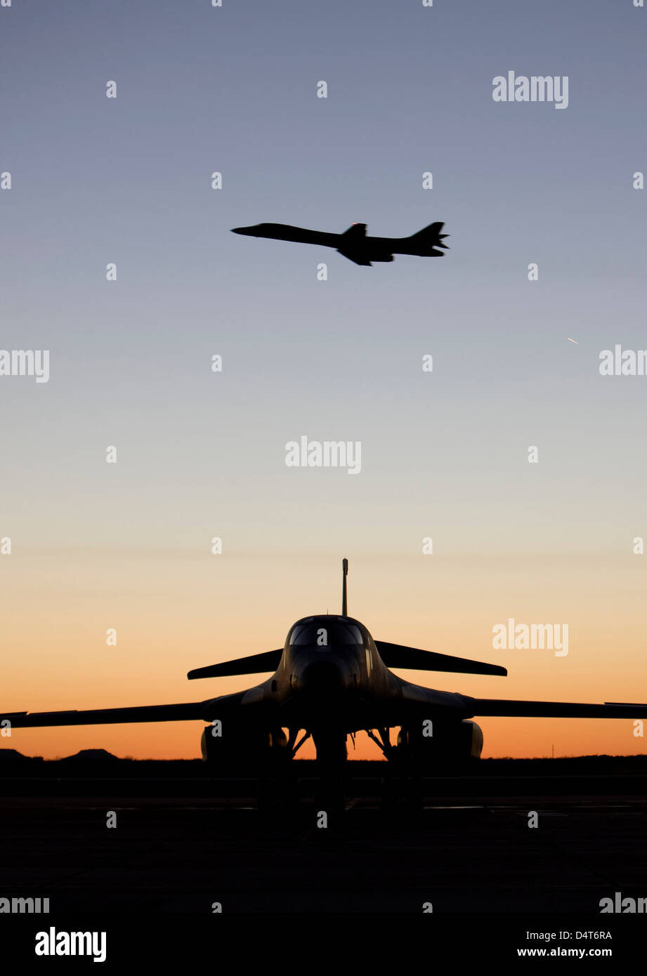 A B-1B Lancer si toglie al tramonto dalla Dyess Air Force Base in Texas. Foto Stock