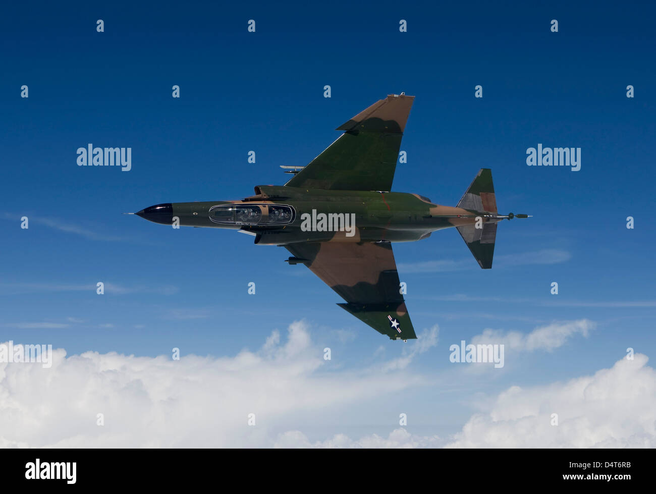 Un QF-4E dall'ottantaduesima ATRS vola sopra il Golfo del Messico durante un allenamento sortie fuori di Tyndall Air Force Base in Florida. Foto Stock