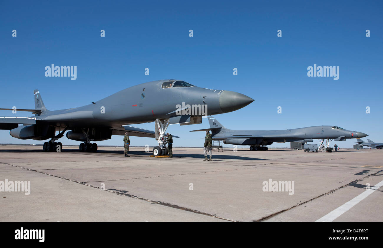 A B-1B Lancer passa attraverso la fase di pre-flight controlli a Dyess Air Force Base in Texas. Foto Stock