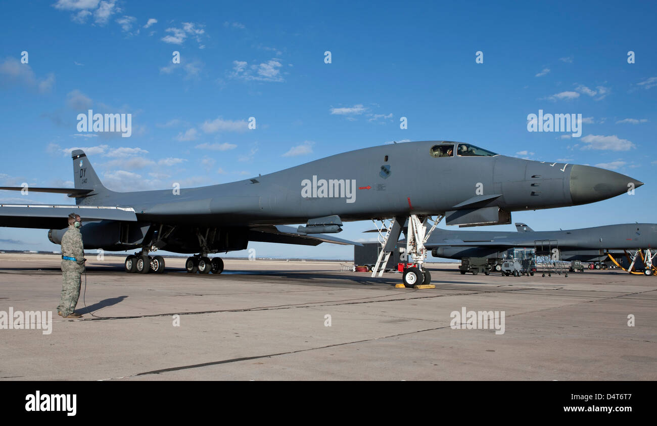 L'equipaggio di B-1B Lancer da Dyess Air Force Base in Texas, passa attraverso la fase di pre-flight controlli prima di una missione di addestramento. Foto Stock