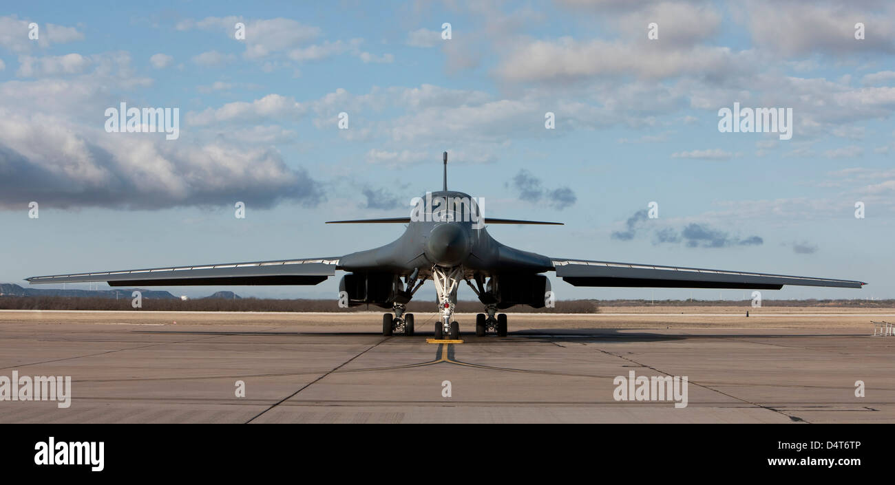 A B-1B Lancer da Dyess Air Force Base in Texas, passa attraverso la fase di pre-flight controlli prima di una missione di addestramento. Foto Stock