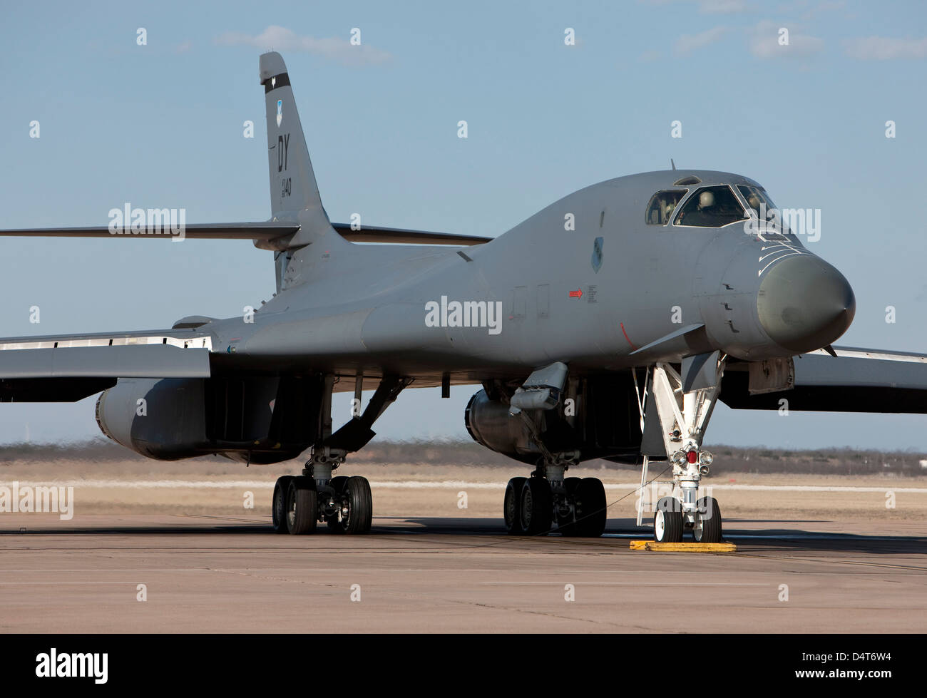 A B-1B Lancer da Dyess Air Force Base in Texas, passa attraverso la fase di pre-flight controlli prima di una missione di addestramento. Foto Stock