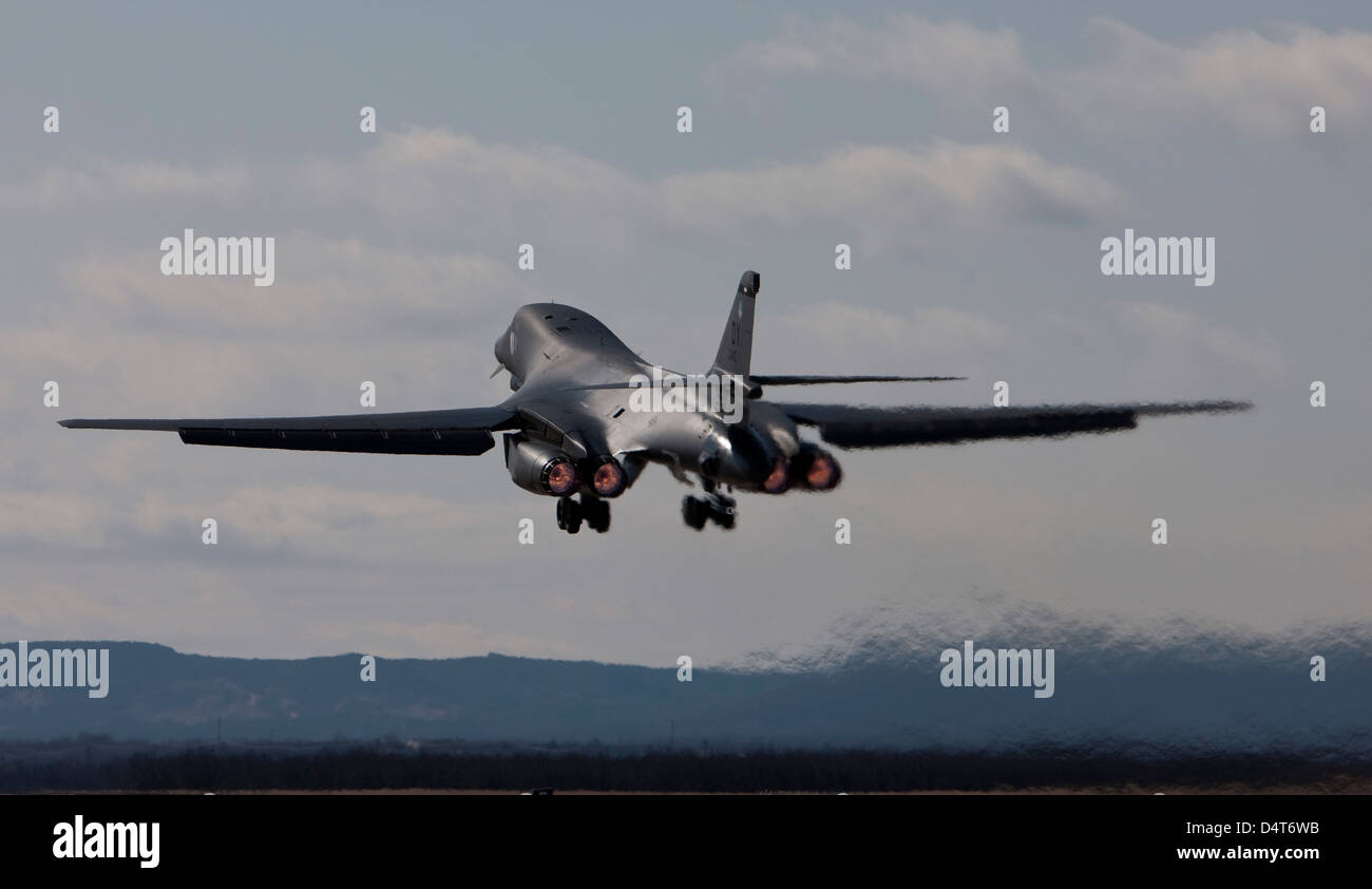 Una bomba di 7 parafango B-1B Lancer prende il largo appena prima del tramonto da Dyess Air Force Base in Texas. Foto Stock