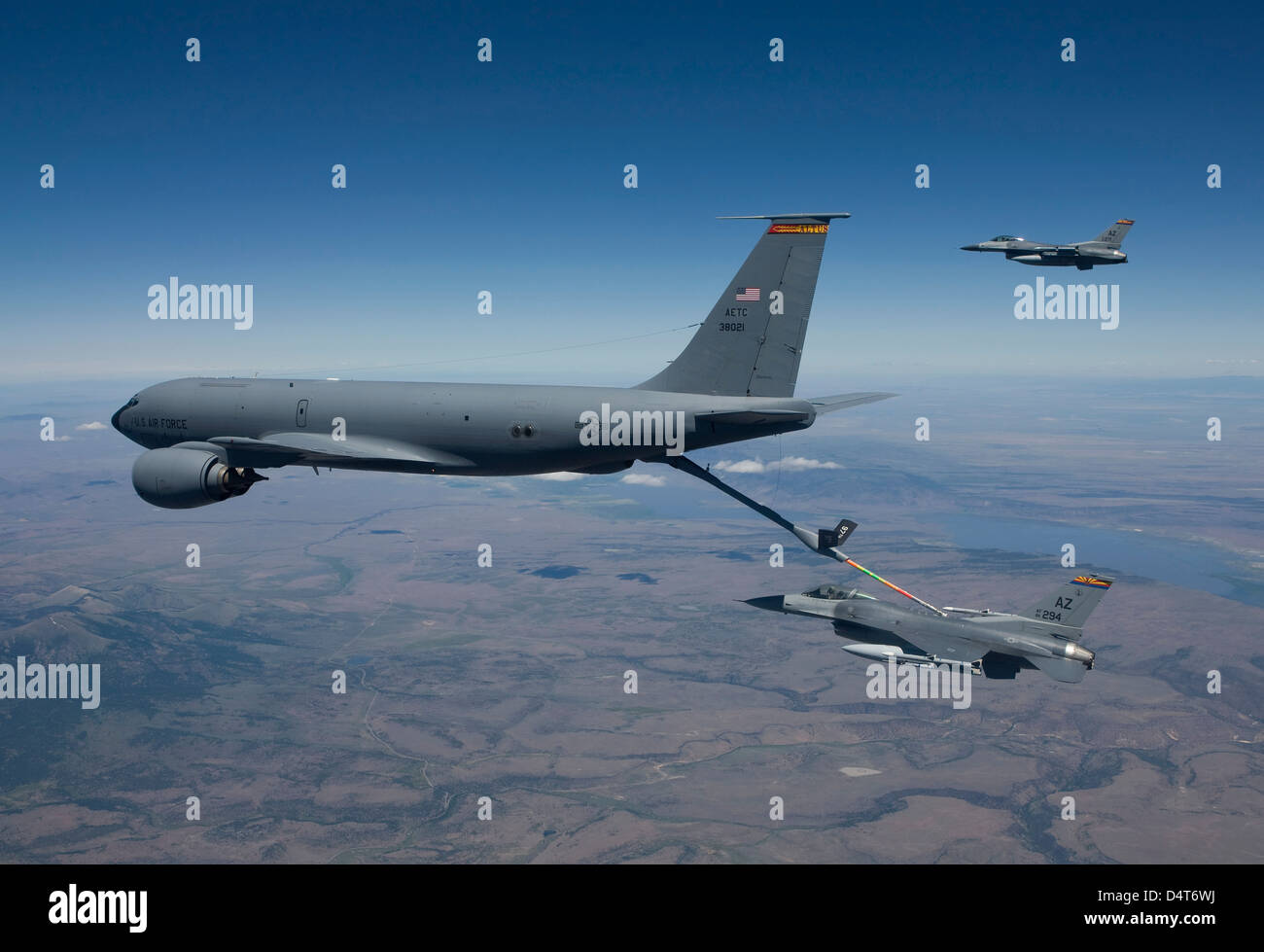 Due F-16's dal 162Fighter Wing condurre aria al rifornimento di formazione con un KC-135 Stratotanker. Foto Stock
