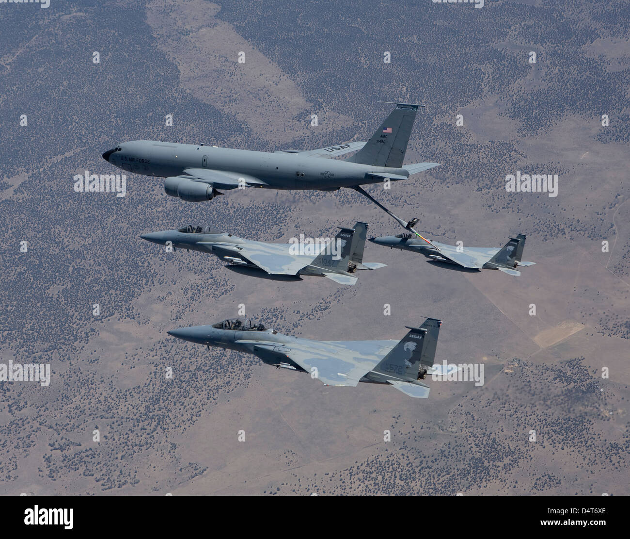 Tre F-15 aquile dalla 173rd Fighter Wing condurre aria al rifornimento di formazione con un KC-135 Stratotanker. Foto Stock