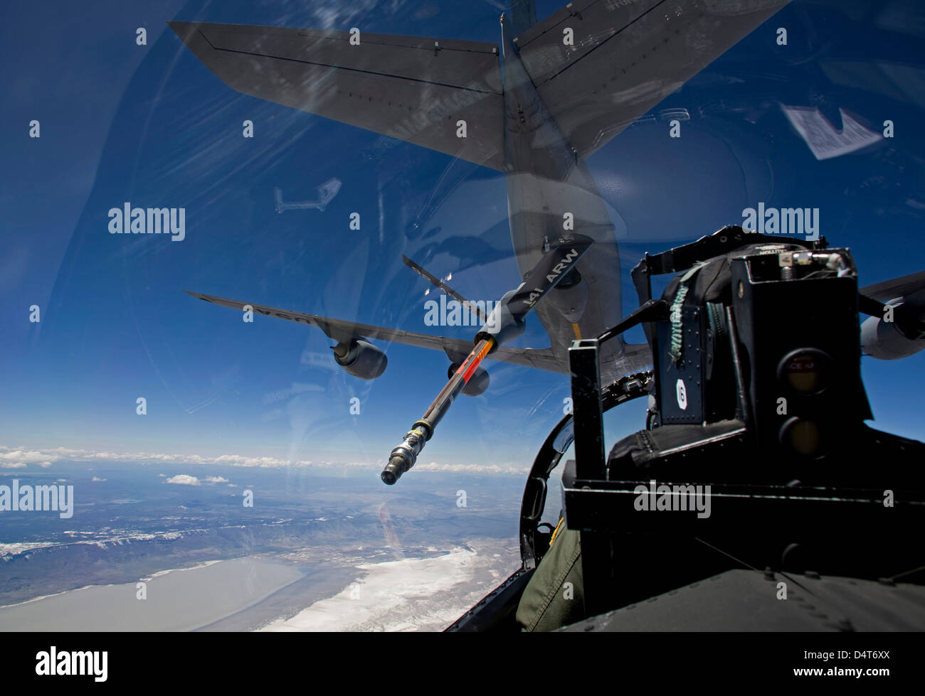 Un F-15 Eagle tira in pre-contatto posizione dietro una KC-135 Stratotanker durante una missione di addestramento. Foto Stock