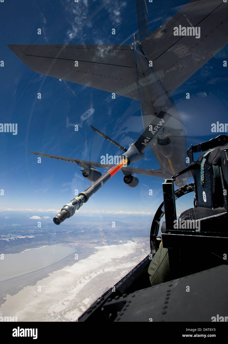 Un F-15 Eagle tira in pre-contatto posizione dietro una KC-135 Stratotanker durante una missione di addestramento. Foto Stock