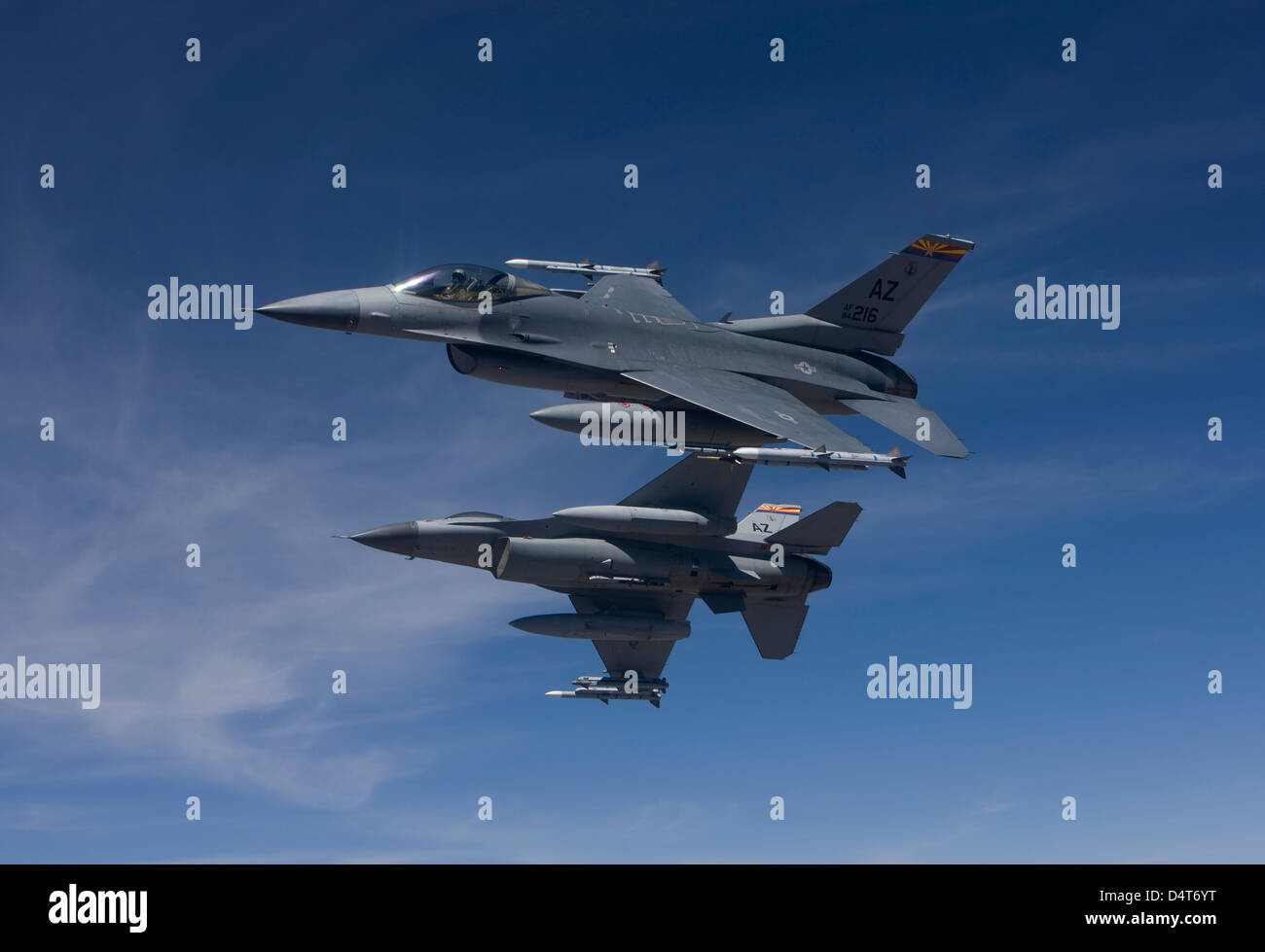 Due F-16's dal 162Fighter Wing manuever su un air-air missione di addestramento. Foto Stock