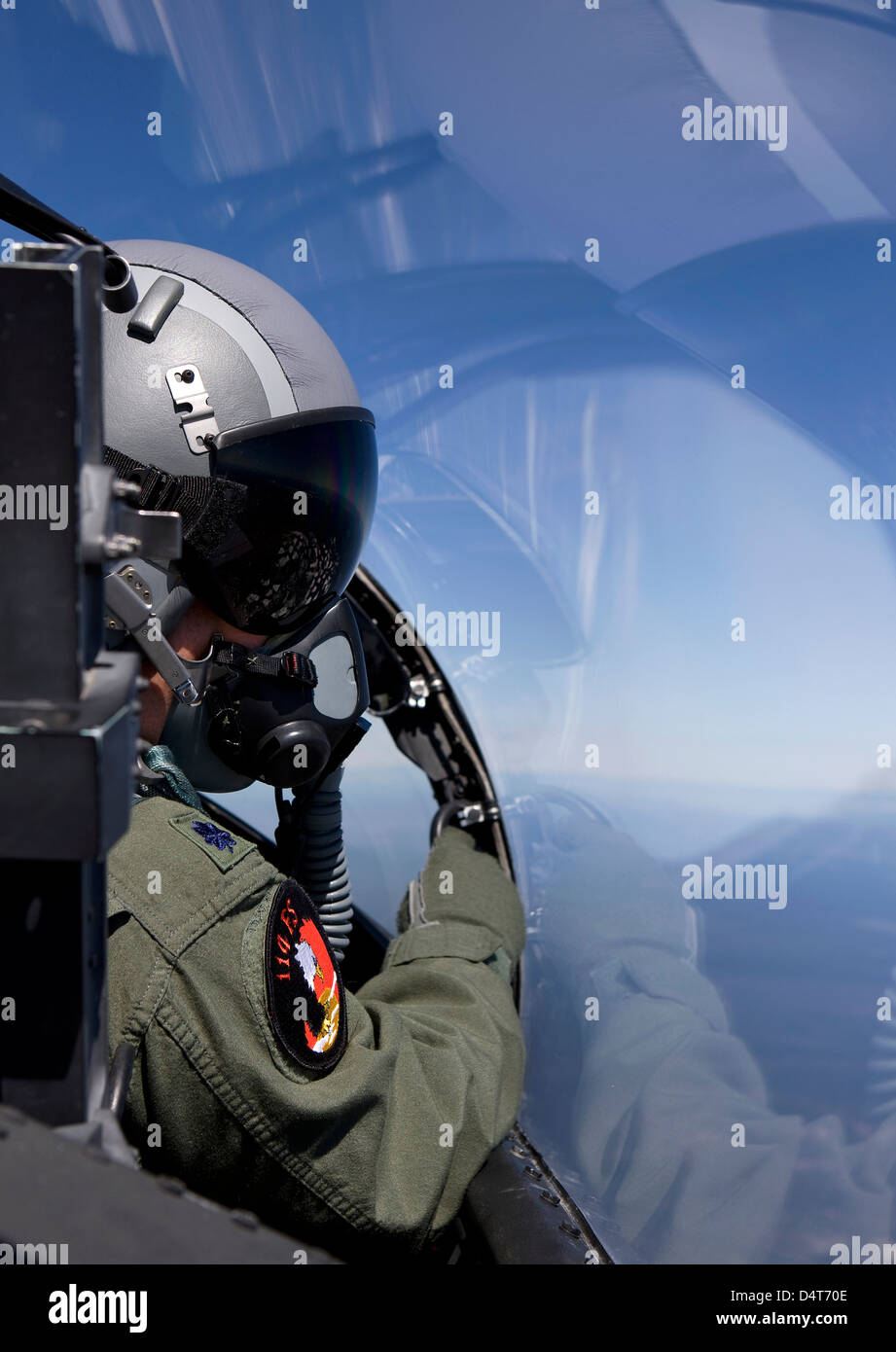 F-15 pilota dalla 114Fighter Squadron guarda il suo wingman durante una missione di addestramento su Oregon centrale. Foto Stock