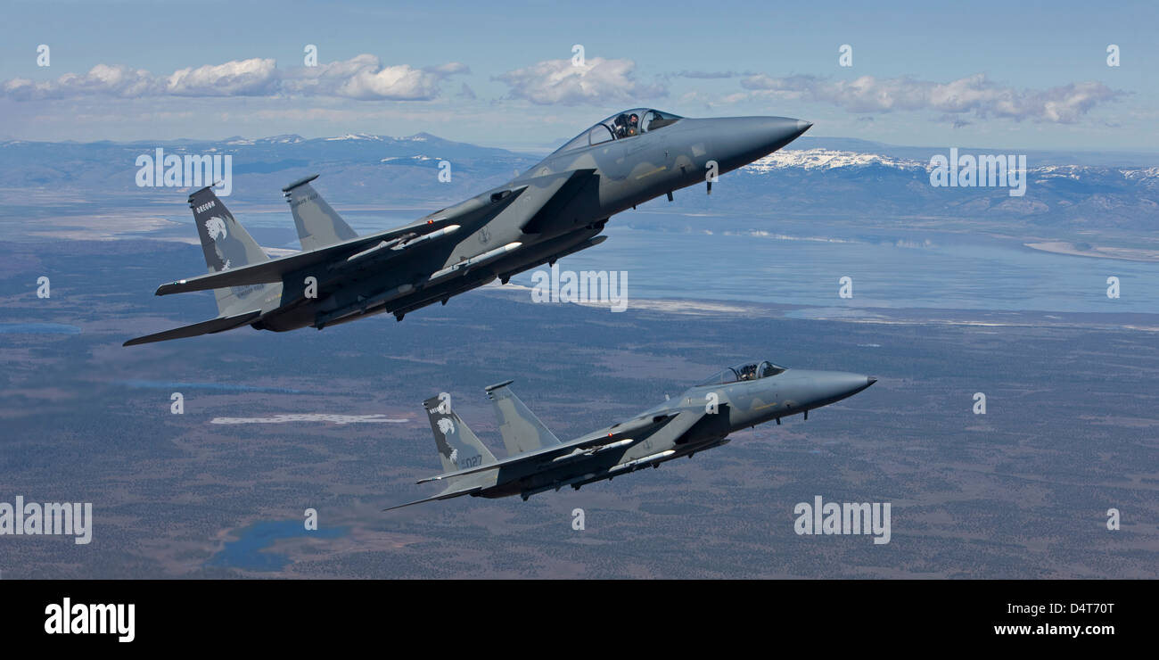 Due F-15 aquile dalla 173rd Fighter Wing condurre aria-aria allenamento nel centro di Oregon. Foto Stock