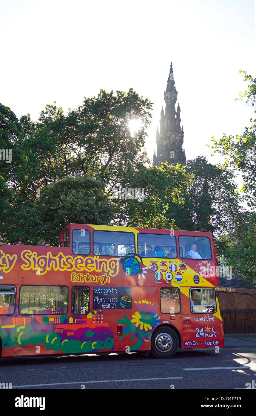 City tour bus parcheggiata da Waverley Station con la punta del monumento di Scott verso la parte posteriore Foto Stock