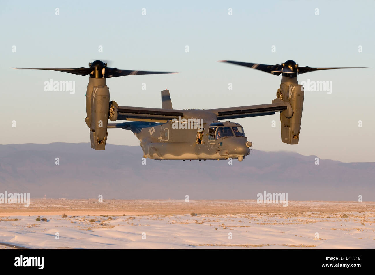 Un CV-22 Osprey vola in modo elicottero Foto Stock