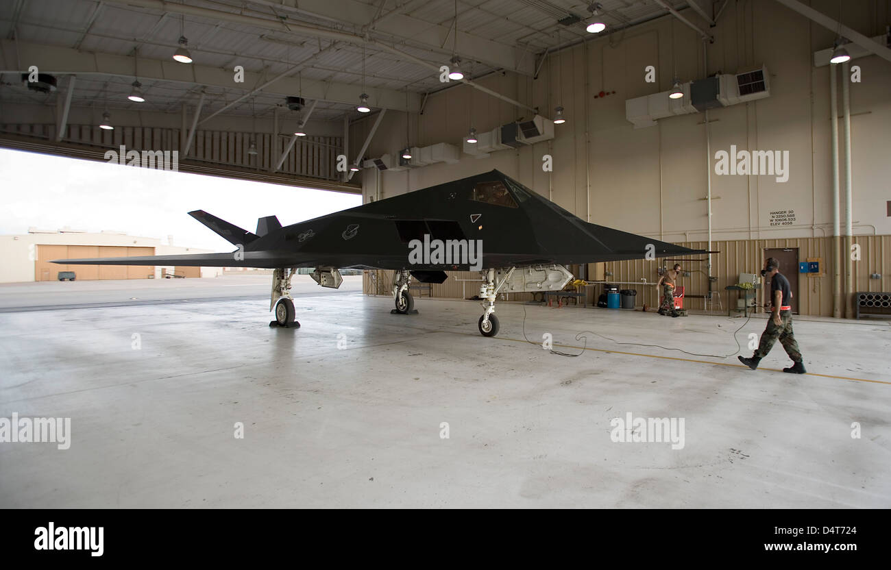 Un F-117 Nighthawk si prepara a lanciare su una missione di addestramento a Holloman Air Force Base in New Mexico. Foto Stock
