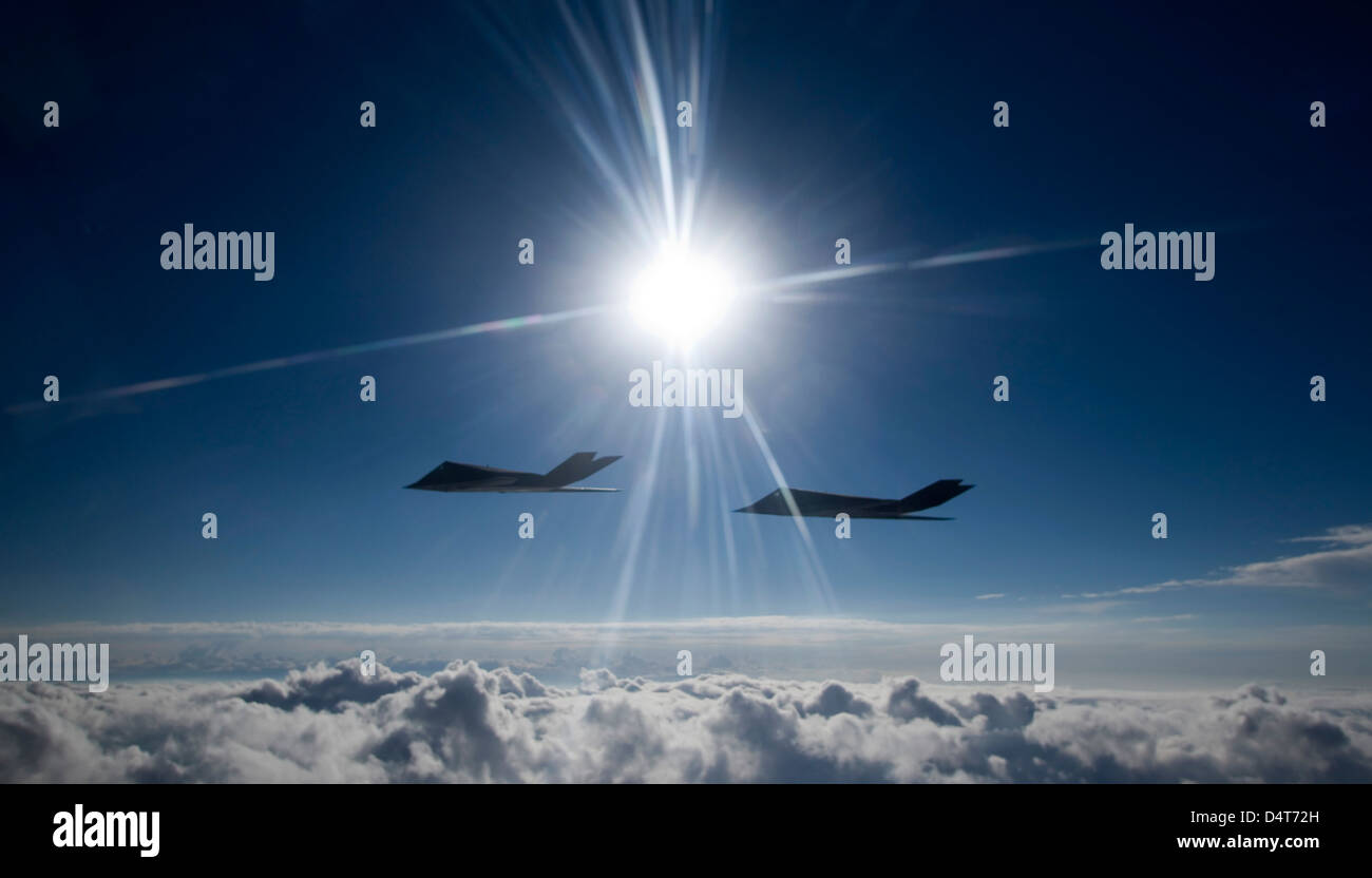 Due F-117 Nighthawk Stealth Fighter vola su una formazione sortie fuori di Holloman Air Force Base in New Mexico. Foto Stock