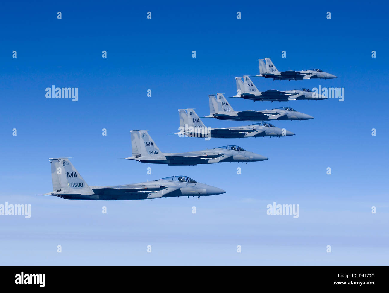 Sei F-15 Aquile dal Massachusetts Air National Guard volare in formazione alta oltre la Nuova Inghilterra durante una missione di addestramento. Foto Stock