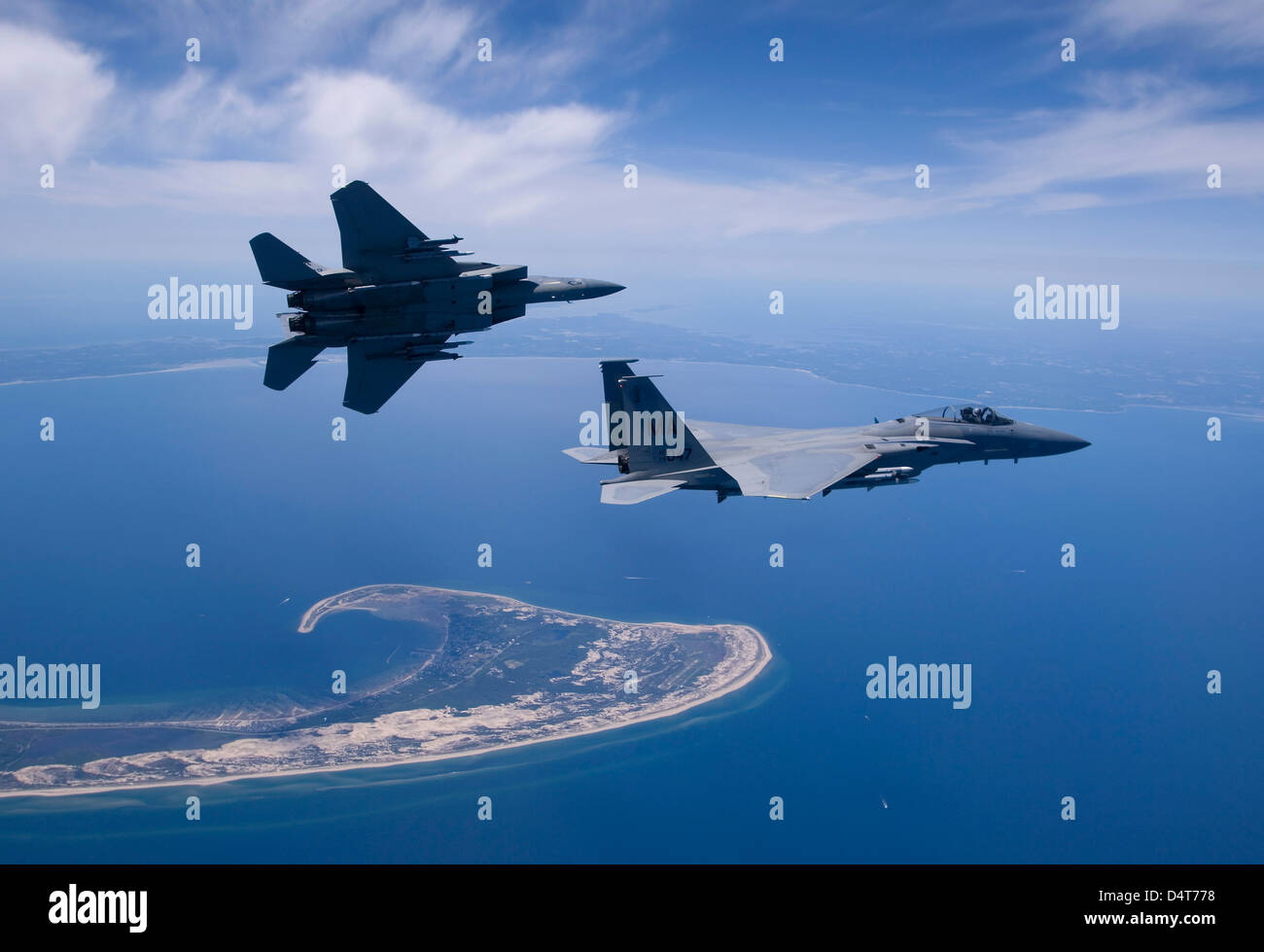 Due F-15 Aquile dal Massachusetts Air National Guard volare alto su Cape Cod durante una missione di addestramento. Foto Stock