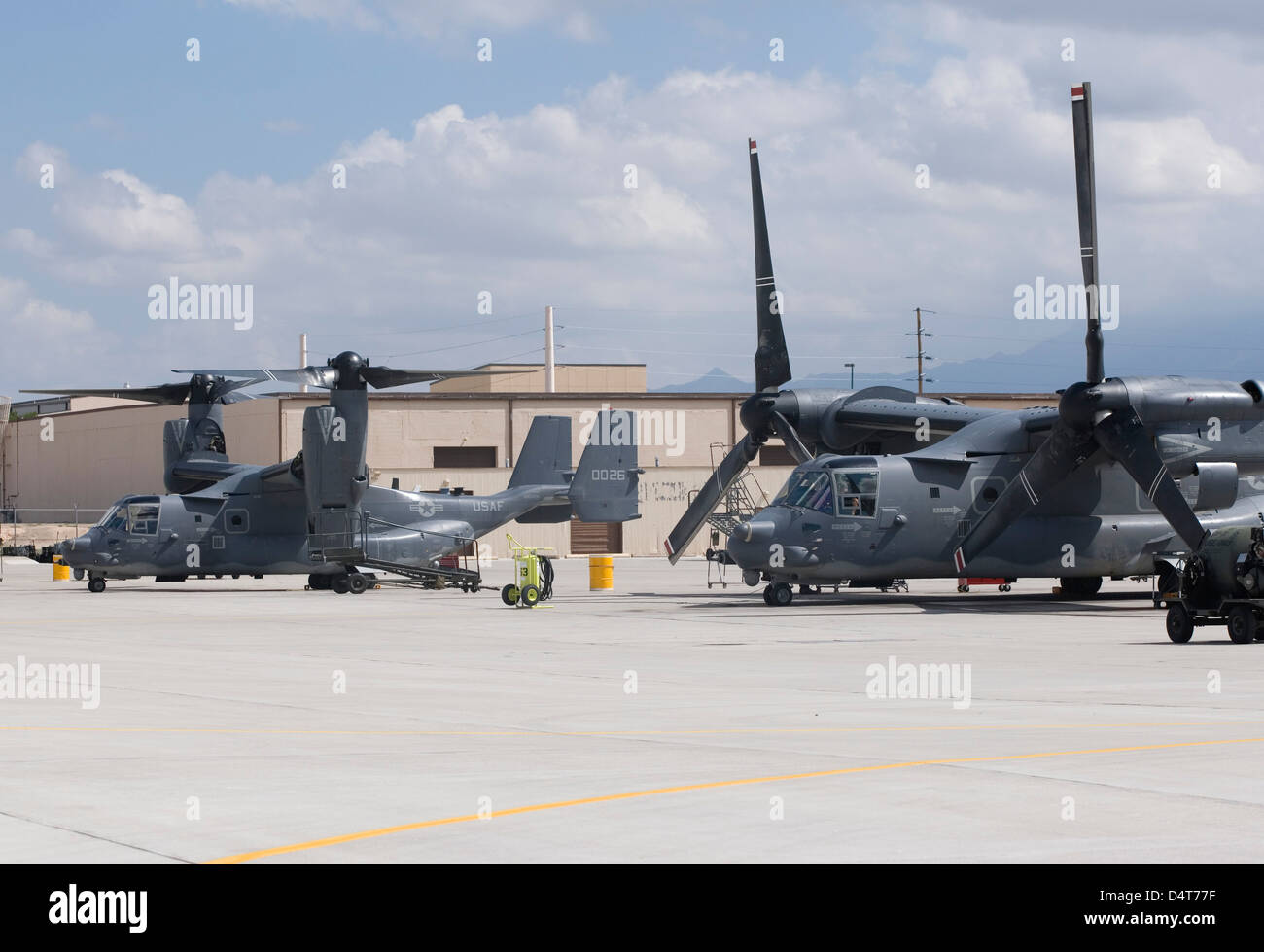 Due CV-22 Osprey aeromobile da settantunesima SOS sedersi sulla rampa a Kirtland Air Force Base in New Mexico. Foto Stock