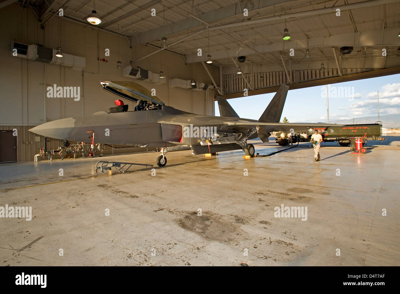 Maintence personale dalla 49th Fighter Wing a Holloman Air Force Base in New Mexico, preparare per il rifornimento di un F-22 Raptor. Foto Stock
