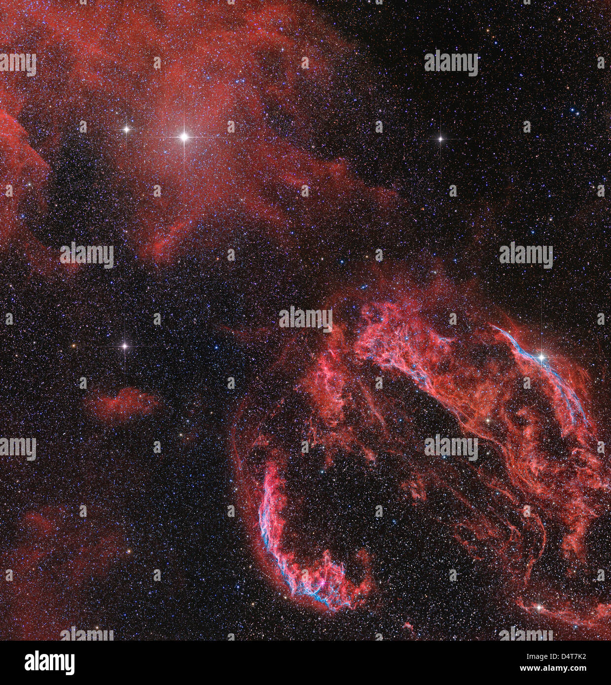 La nebulosa velo nella costellazione del Cigno si illumina di rosso. Foto Stock
