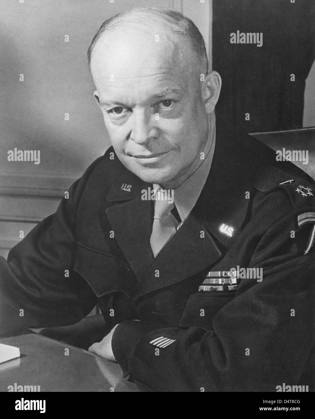 Restaurata digitalmente vintage WWII foto del generale Dwight D. Eisenhower, come un cinque stelle generale e il Comandante supremo alleato. Foto Stock