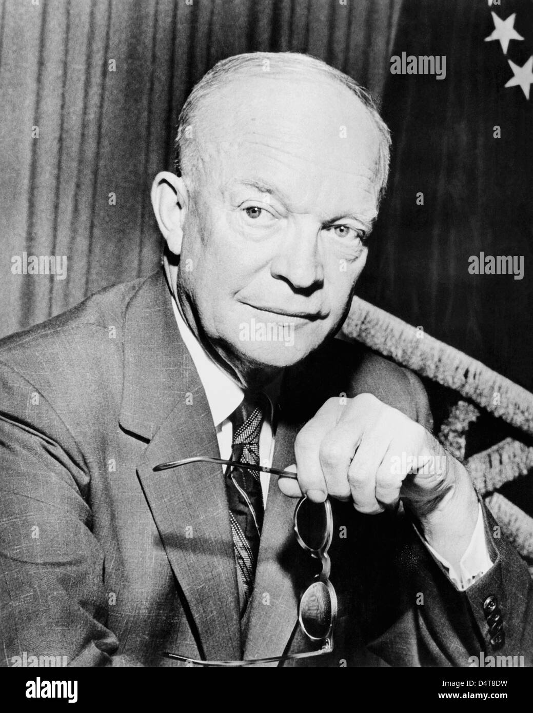 Restaurata digitalmente vintage americano della storia foto del Presidente Dwight Eisenhower tenendo un paio di occhiali. Foto Stock
