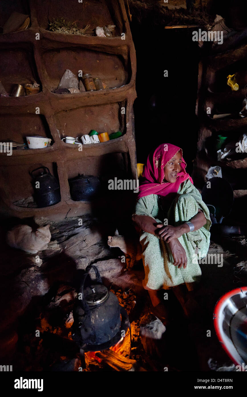 Caffè in un Tukul tradizionale di un contadino in altopiani etiopi Foto Stock