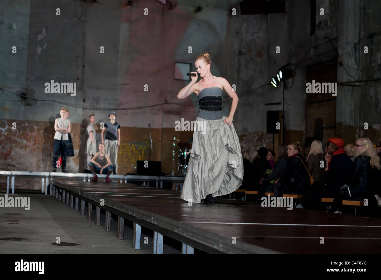 Tallinn, Estonia, Trash Fashion Show di tendenza mostra la nuova collezione di Reet Aus Foto Stock