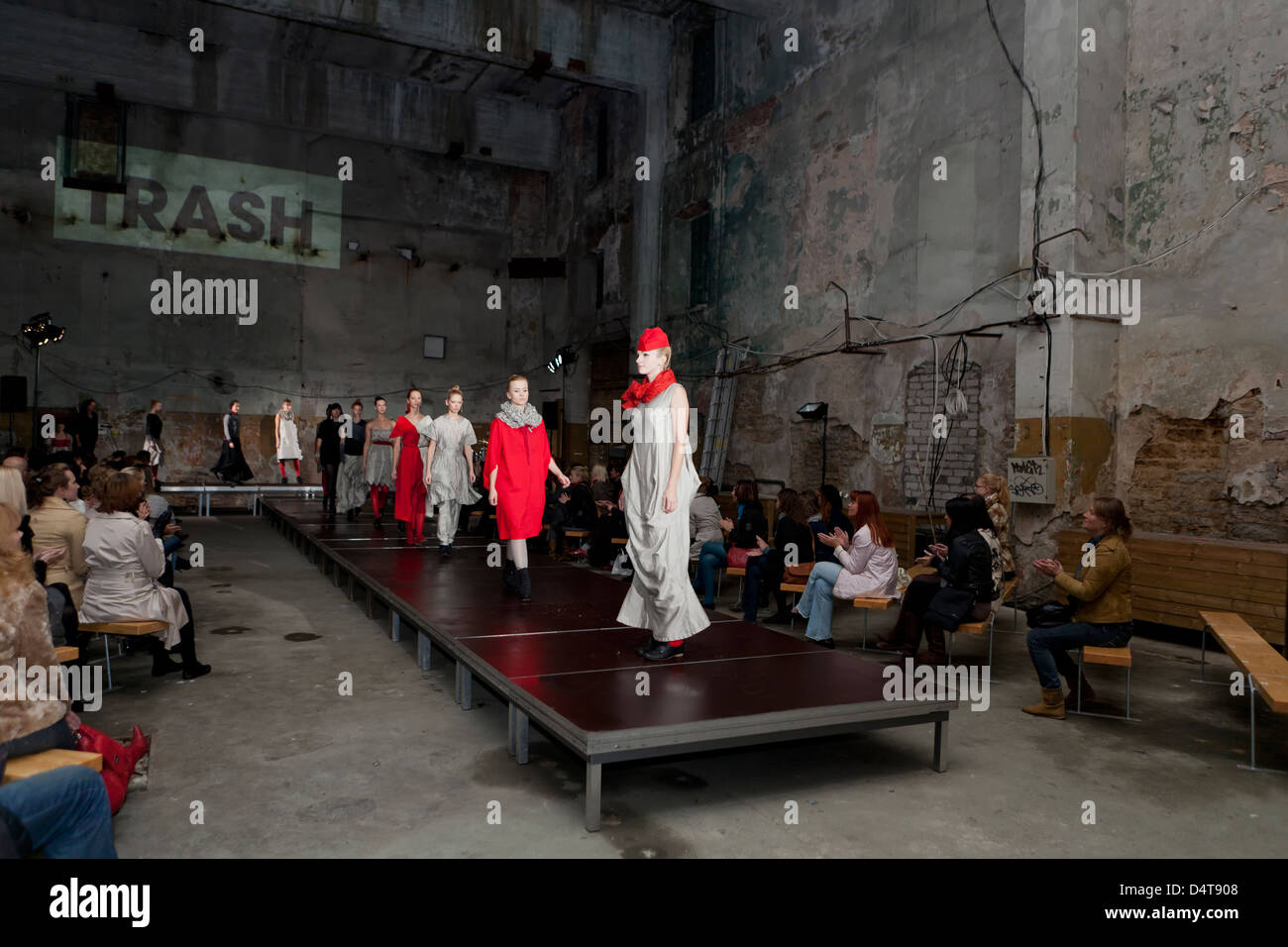 Tallinn, Estonia, Trash Fashion Show di tendenza mostra la nuova collezione di Reet Aus Foto Stock