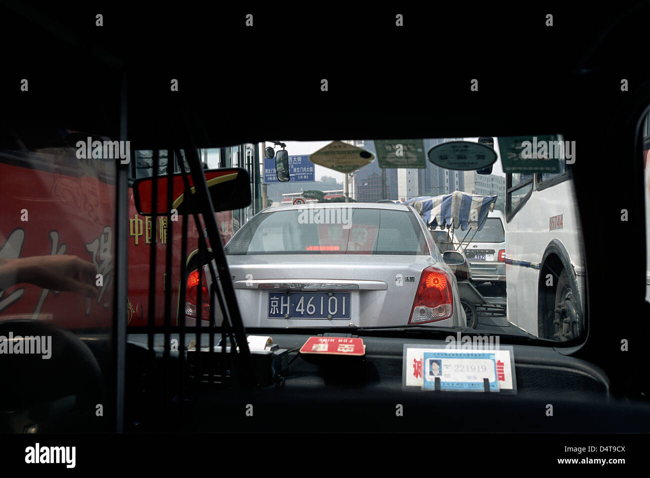 Bloccato nel traffico - sparato dal sedile passeggero di un taxi di Pechino. Foto Stock