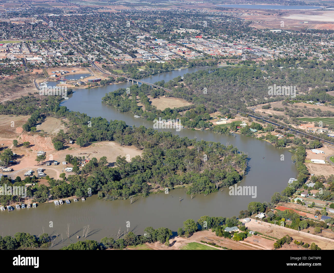 Immagine aerea del Fiume Murray passando il piccolo rurale di città in stile vittoriano di Mildura, Australia Foto Stock