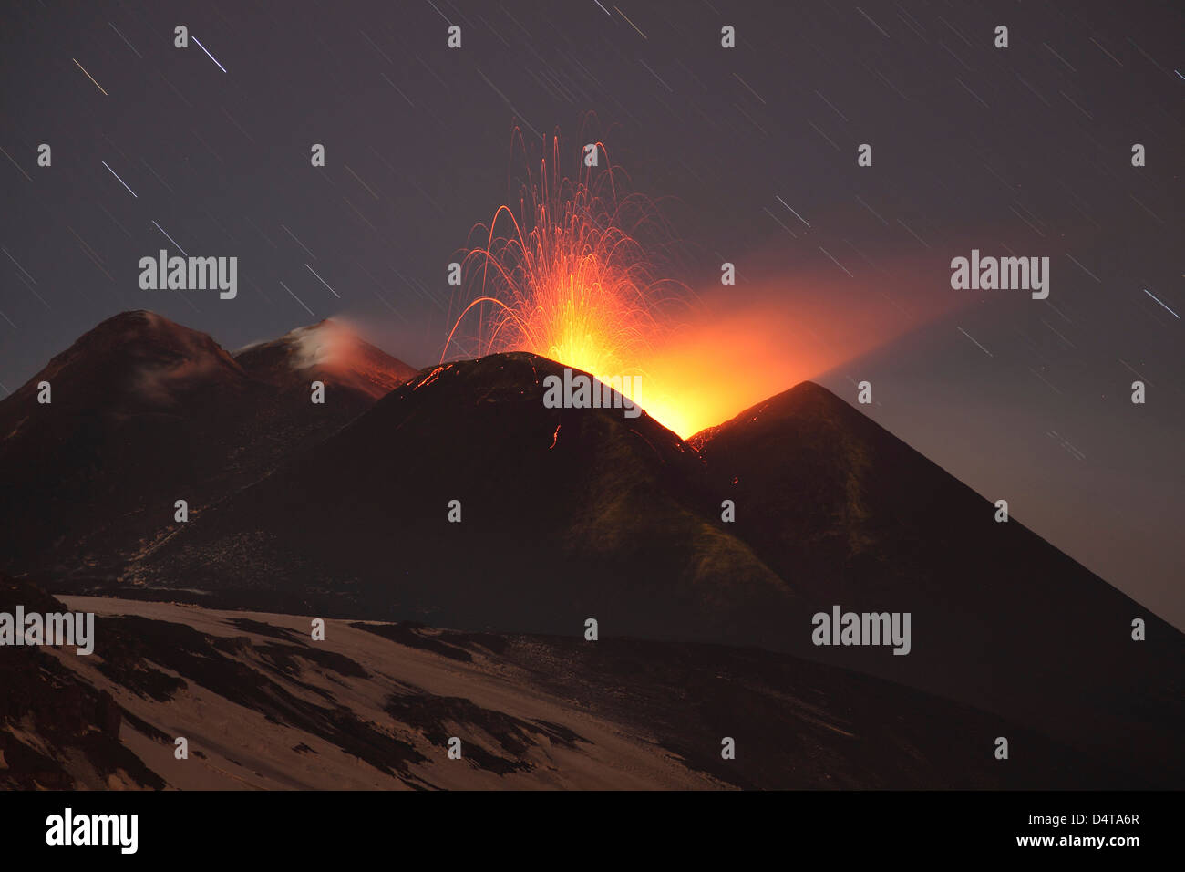 1 aprile 2012 - Notturno di attività stromboliana. Attività di precursore di eruzione parossistica presso il monte Etna, Italia. Foto Stock