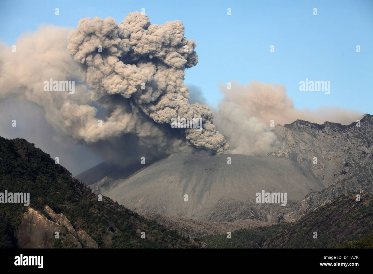 Nube di cenere dall eruzione del vulcano Sakurajima, Giappone. Foto Stock