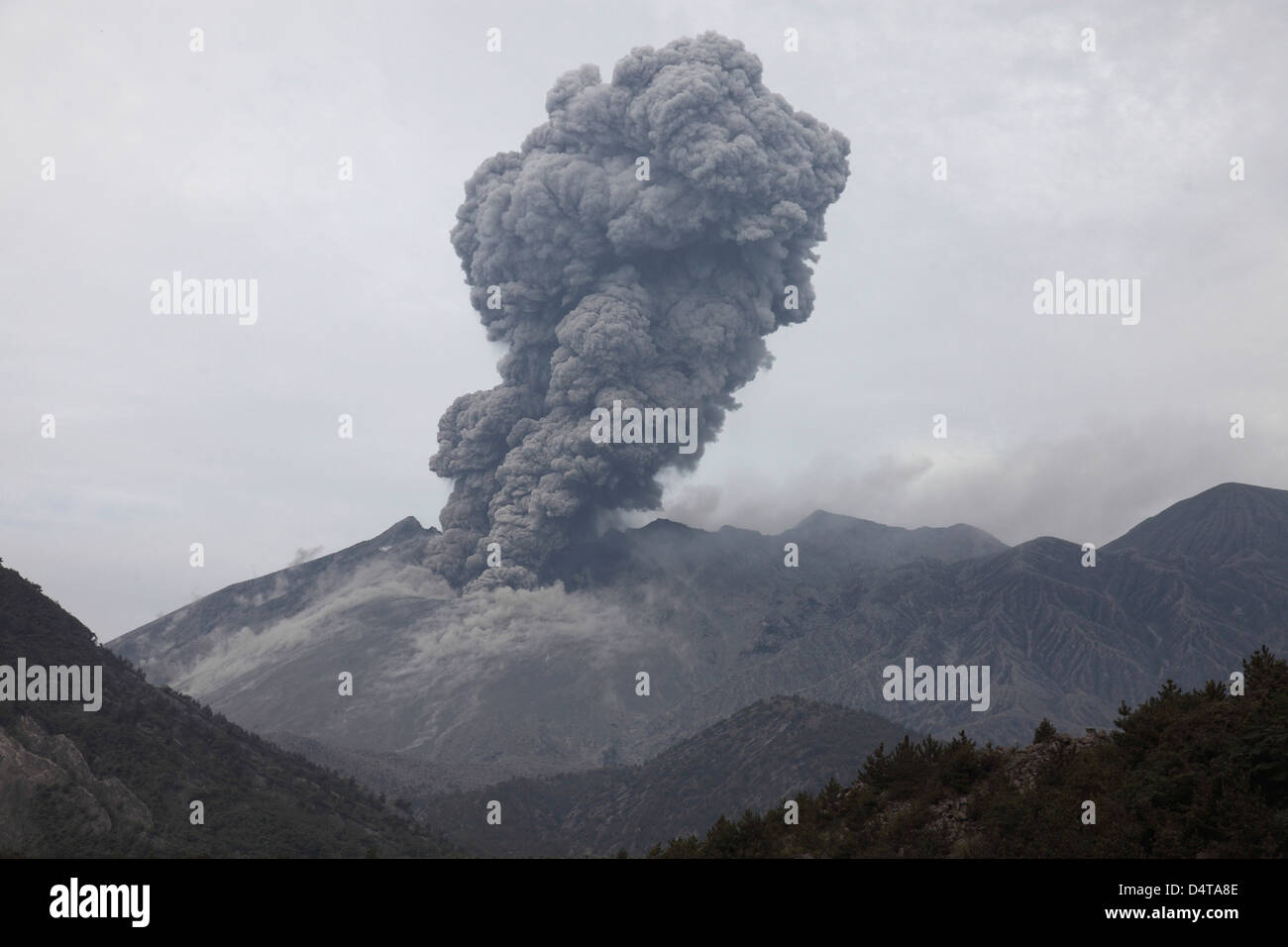 Aprile 10, 2012 - vulcano Sakurajima in eruzione. Nube di cenere in aumento dopo l eruzione vulcaniana di laccati. vulcano più attivo. Foto Stock