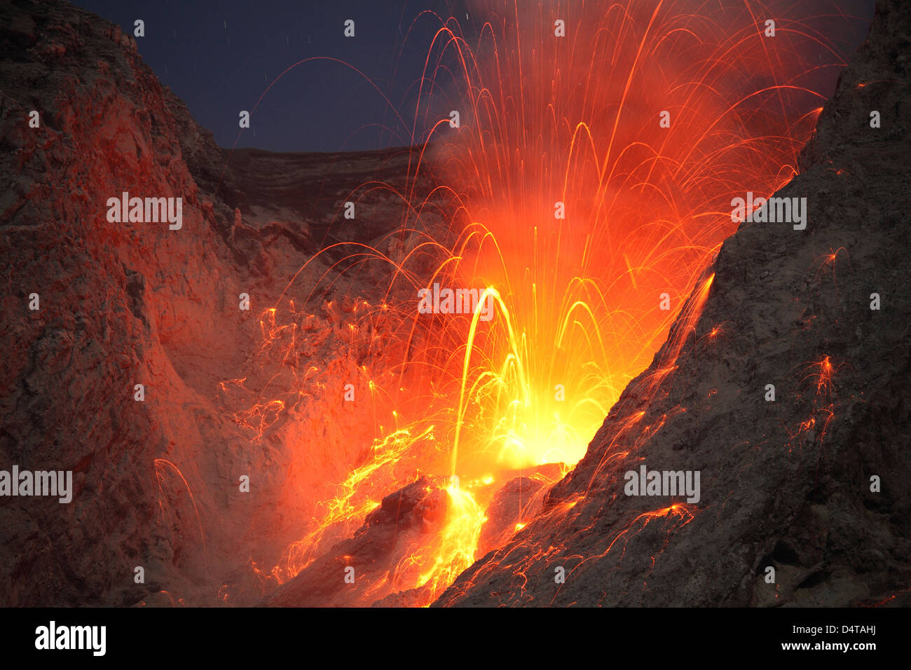 Tipo stromboliana eruzione di Batu Tara vulcano, Indonesia. Foto Stock